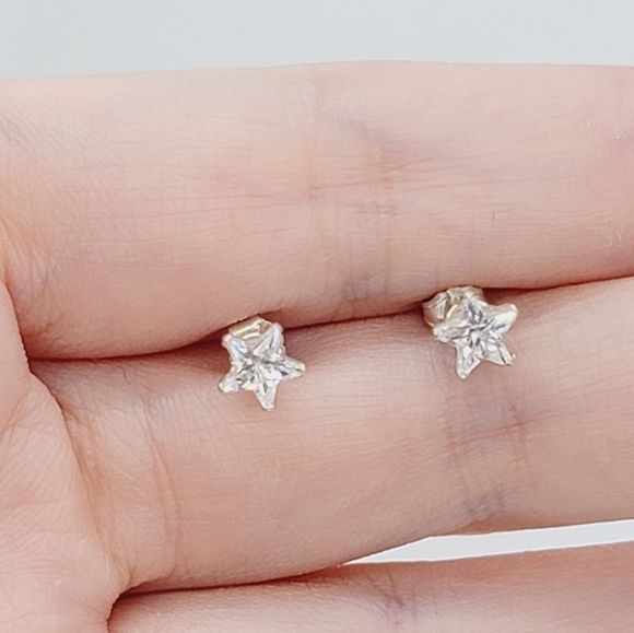 New Star shape CZ earrings - Picture 1 of 6